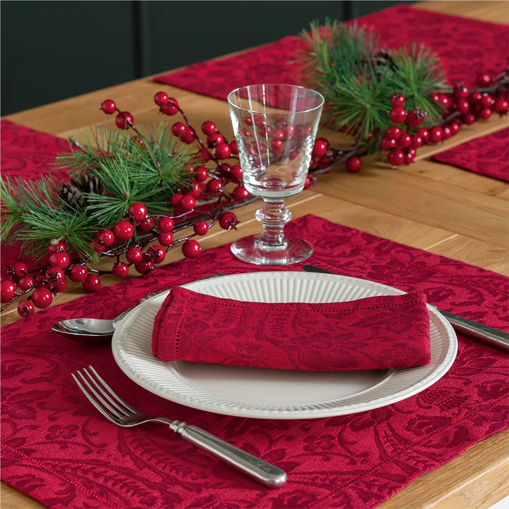 Fuer die weihnachtliche Tafel Busatti Tischwaesche Rosso